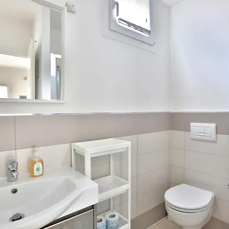 Guesthost - Modern & Quiet Nest Florens